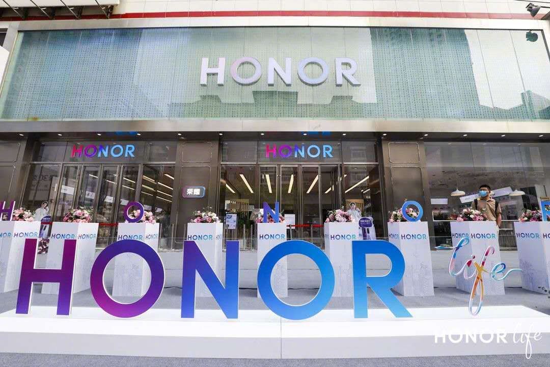 Honor strengthens its offline channels after independence from Huawei