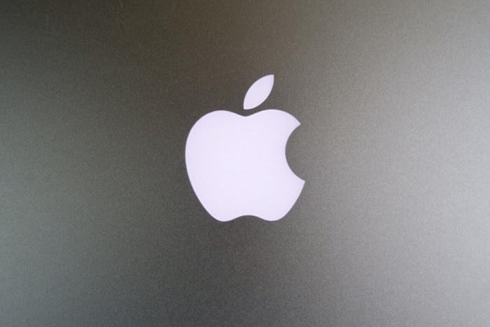 Apple anti fingerprint patent hints at future titanium devices