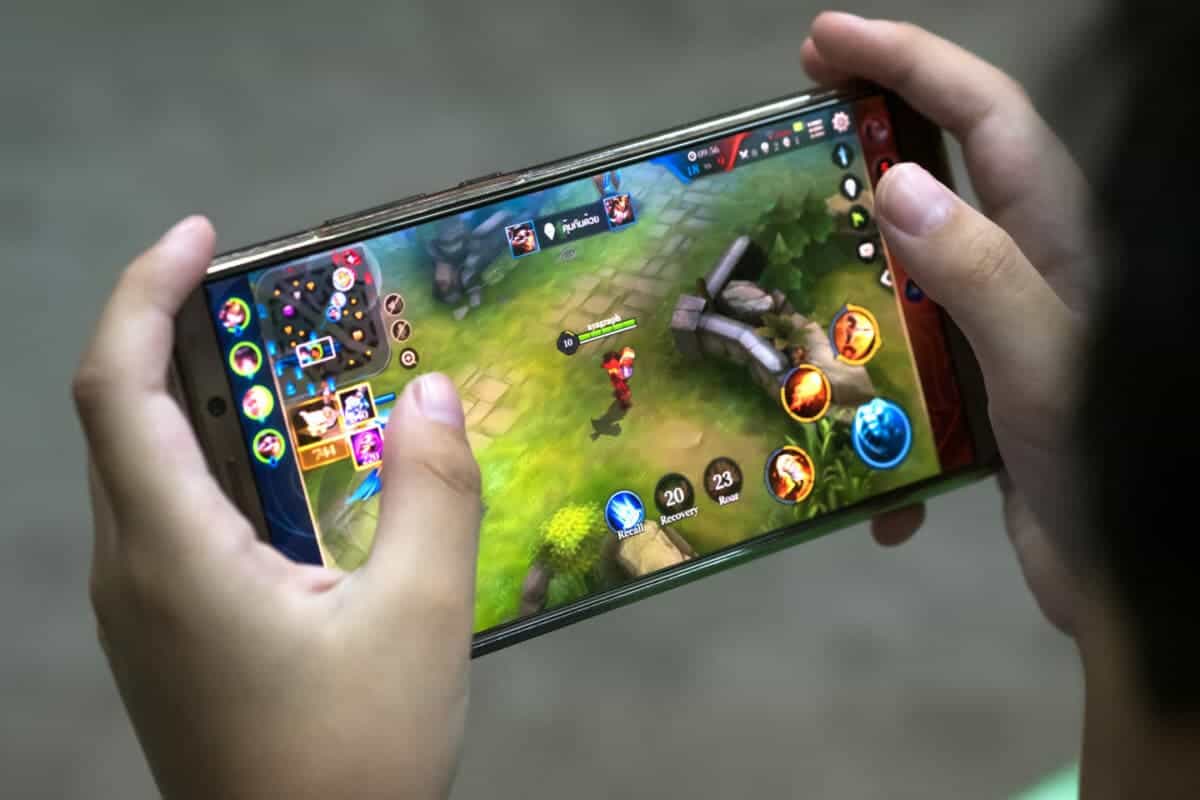 Gamers spend far more on smartphones than on consoles and PCs