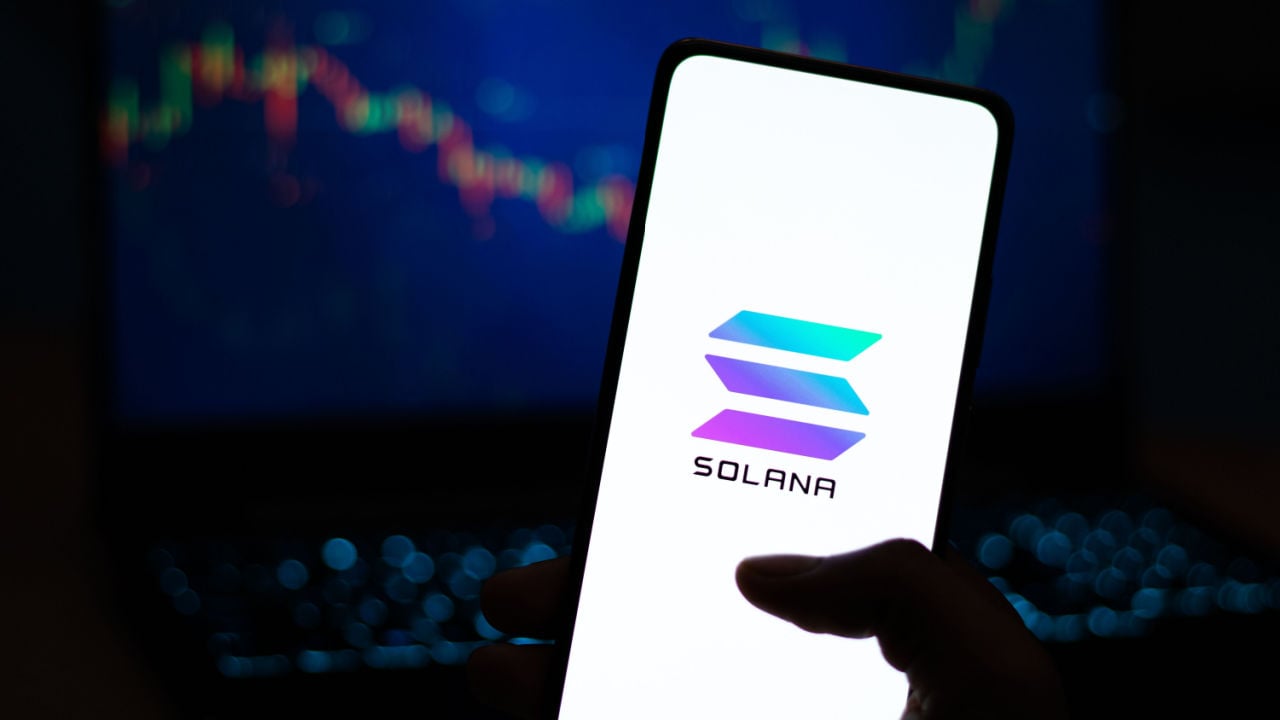 Biggest Movers: SOL up 5%, as LINK Breaks Key Resistance Level on Saturday